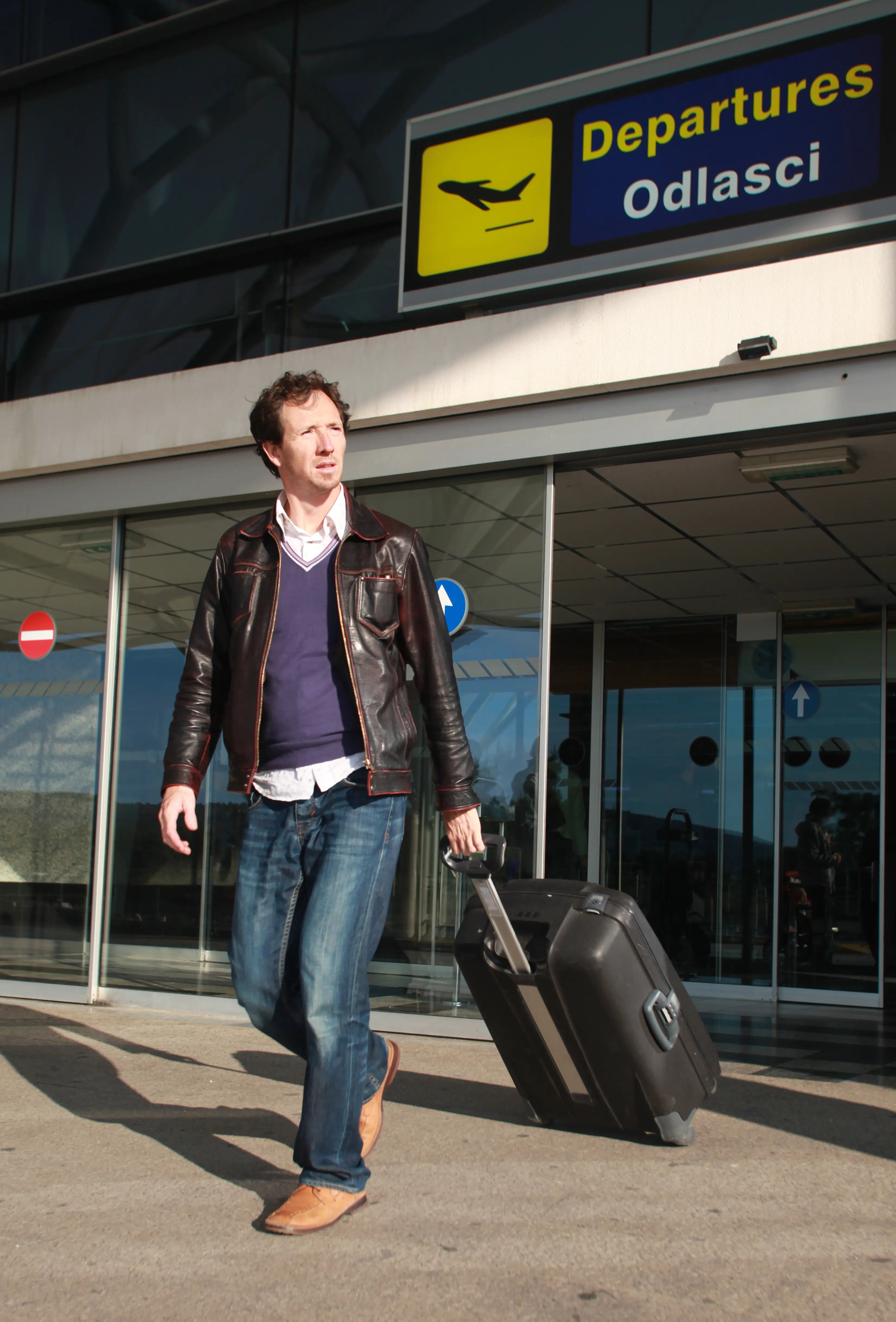 Gatwick Airport LGW terminal building — coach drop-off area